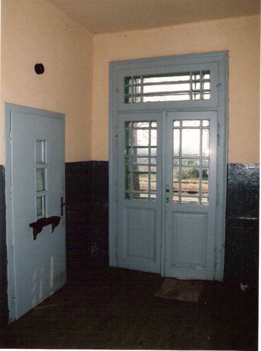  Vlčany - výpravná budova. Interiér - pohľad na dvere ku koľajisku a dvere s výdajným okienkom pokladne. Foto: M. Entner, 10.2000. 126 x 177, COLOR 