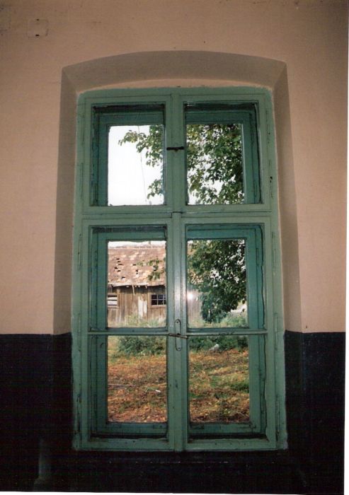  Vlčany - výpravná budova. Interiér - pohľad na okno v čakárni. Foto: M. Entner, 10.2000. 126 x 177, COLOR 