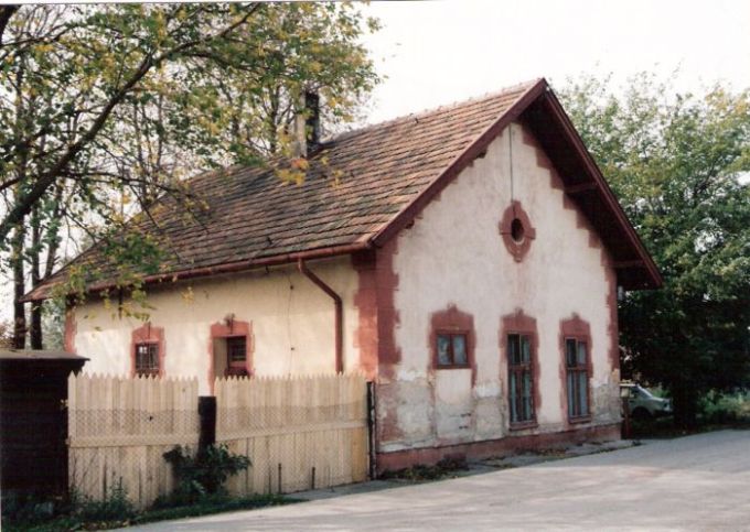  Vlčany - výpravná budova. Šikmý pohľad z predstaničného priestoru od Nededu. Foto: M. Entner, 10.2000. 177 x 126, COLOR 