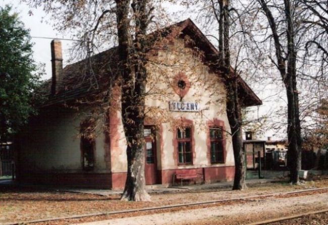  Vlčany - výpravná budova. Šikmý pohľad zo strany koľají od Šale. Foto: M. Entner, 10.2000. 177 x 126 