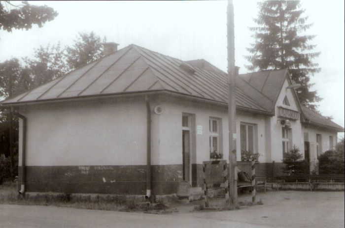  Vlkanová - výpravná budova. Šikmý pohľad zo strany koľají od Zvolena. Foto: J. Kubáček, 11.7.1994. 180 x 120 