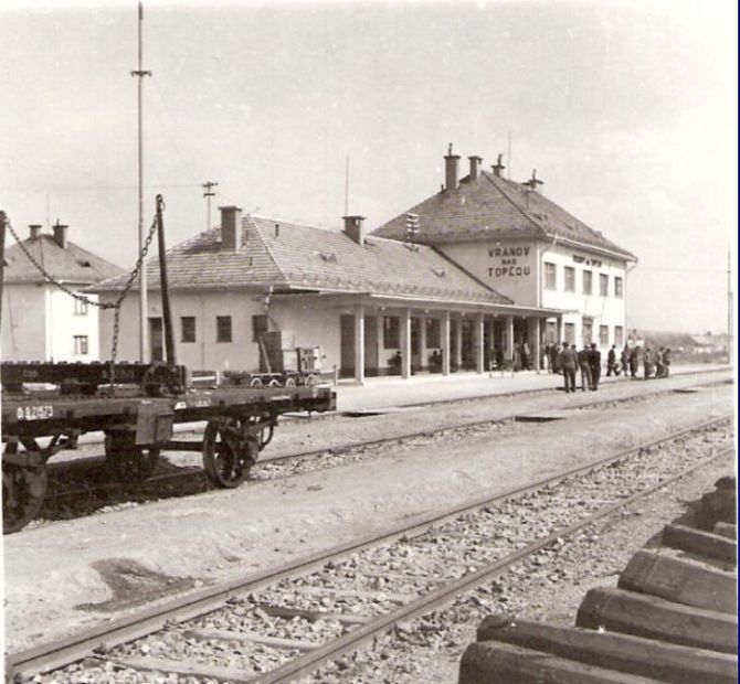  Vranov nad Topľou - výpravná budova. Šikmý pohľad zo strany koľají od Prešova. Foto: Anon., cca 1950. 89 x 92 