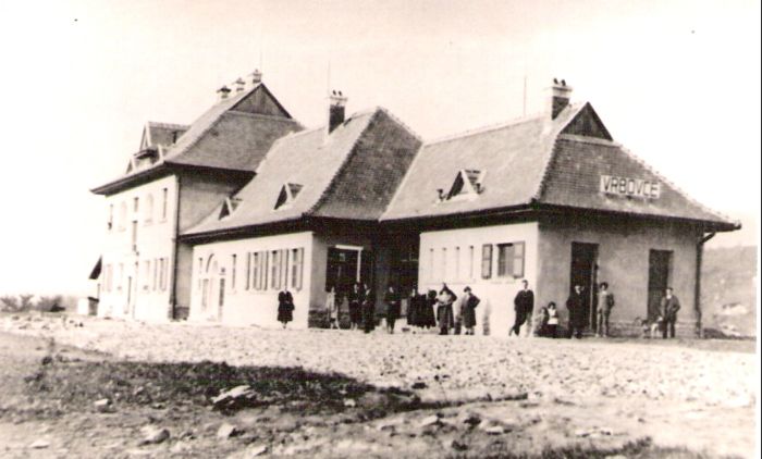  Vrbovce - výpravná budova. Šikmý pohľad z predstaničného priestoru od Nového Mesta nad Váhom. Foto: Anon., cca 1930, repro: R. Rebro, Trenčianske múzeum. 128 x 90 