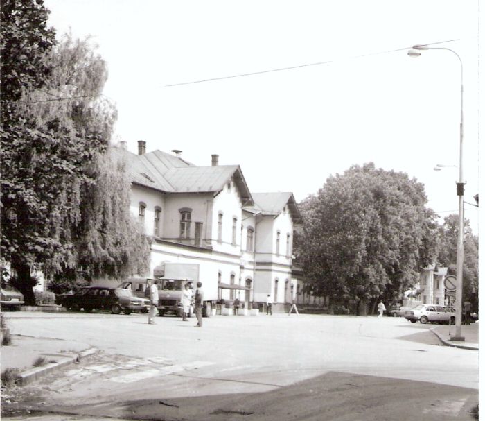 Vrútky - výpravná budova KBŽ. Šikmý pohľad z prestaničného priestoru od Žiliny. Foto: J. Kubáček, 1.6.1995. 100 x 100 