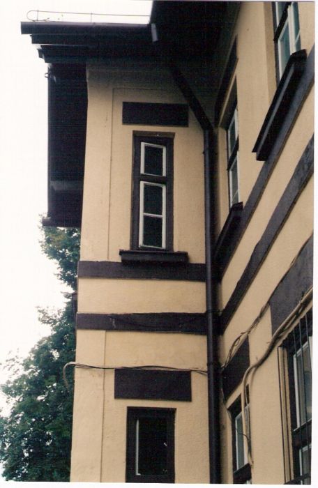  Vrútky - pošta na košickej strane výpravnej budovy. Pohľad na košickú stenu centrálneho traktu. Foto: M. Entner, 13.9.1996. 88 x 125, COLOR 