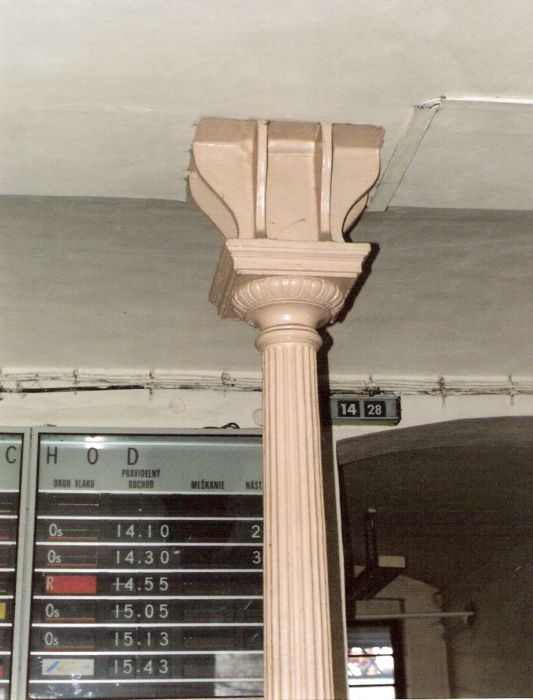  Štúrovo - výpravná budova stará. Liatinový stĺp vo vestibule. Vzadu Pragotron. Foto: M. Entner, 2.1996. 126 x 178, COLOR 