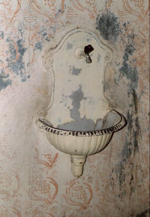  Štúrovo - výpravná budova stará. Nástenné liatinové umývadlo v interiére. Foto: M. Entner, 2.1996. 126 x 178, COLOR 