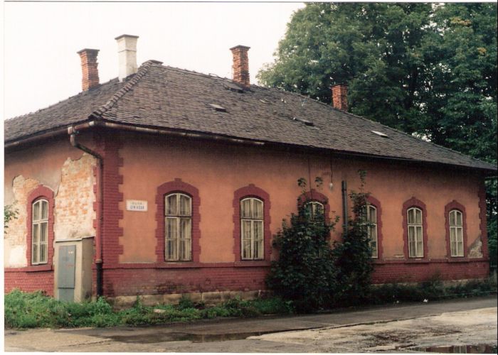  Vrútky - výpravná budova MÁV. Šikmý pohľad z predstaničného priestoru od Žiliny. Foto: M. Entner, 13.9.1996. 178 x 126, COLOR 