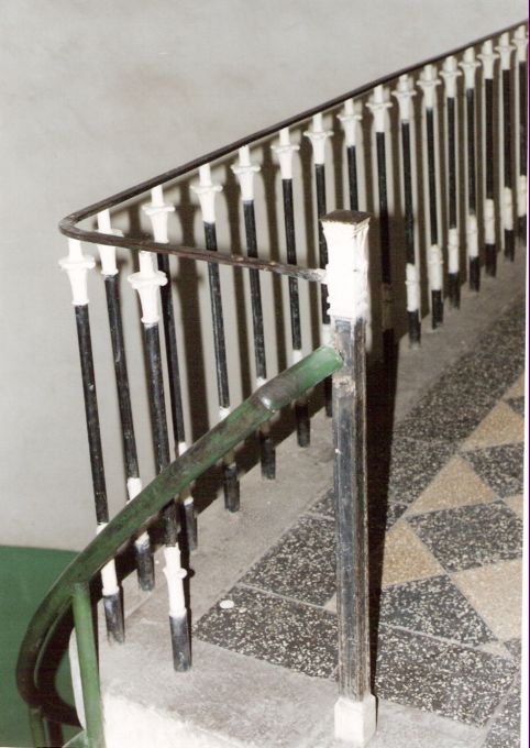  Štúrovo - výpravná budova stará. Liatinové zábradlie a dlaždicová dlažba na 1. poschodí. Foto: M. Entner, 2.1996. 126 x 178, COLOR 