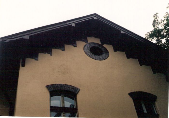  Vrútky - výpravná budova. Čelný pohľad z predstaničného priestoru na krov a okná jedného z rizalitov. Foto: M. Entner, 13.9.1996. 125 x 88, COLOR 