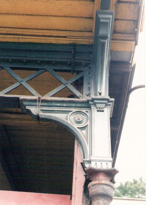  Vrútky - výpravná budova. Hlavica krajného liatinového stĺpu strechy perónnej markízy. Foto: M. Entner, 13.9.1996. 88 x 125, COLOR 