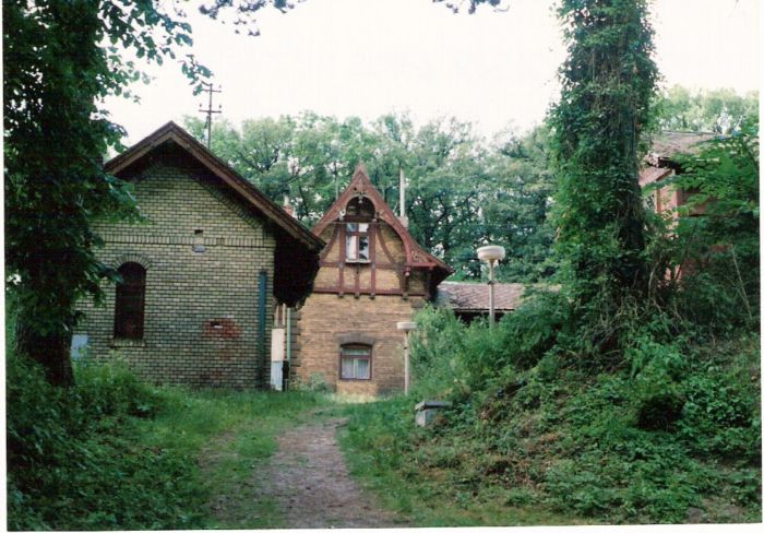  Bratislava-Železná Studienka - objekty stanice. Pohľad z prístupovej cesty zo strany jazier. Foto: M. Entner, 17.6.1996. 126 x 88, COLOR 