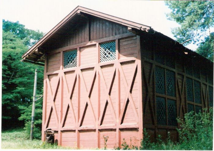  Bratislava-Železná Studienka - prístrešok čakárne drevený. Šikmý pohľad z predstaničného priestoru od Bratislavy. Foto: M. Entner, 17.6.1996. 126 x 88, COLOR 