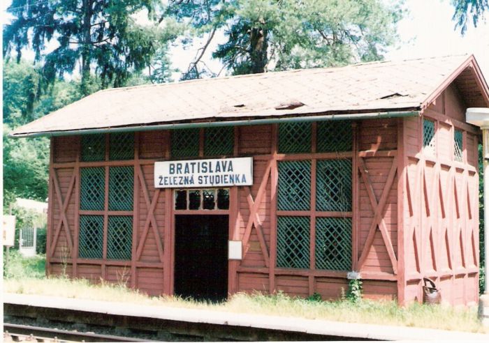  Bratislava-Železná Studienka - prístrešok čakárne drevený. Šikmý pohľad zo strany koľají od Bratislavy. Foto: M. Entner, 17.6.1996. 126 x 88, COLOR 