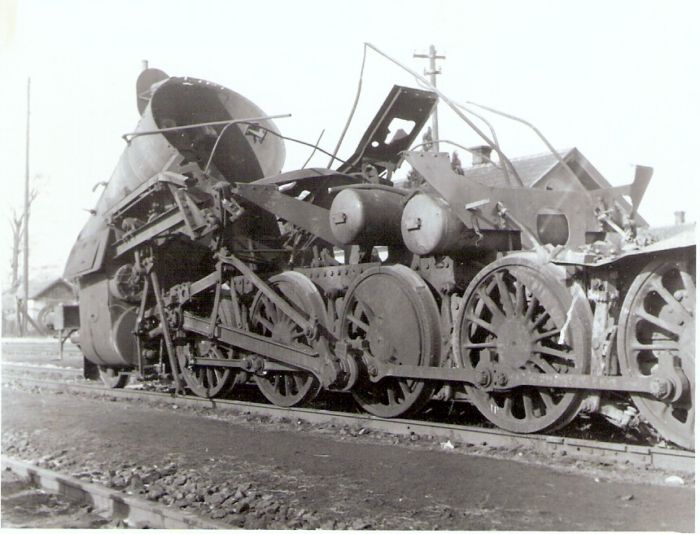  Výbuch kotla 555.3277 pri Sládkovičove 5.2.1964. Pohľad z ľavej strany zozadu na pojazd rušňa v stanici Sládkovičovo. Vzadu strecha železničnej budovy. Anon., 2.1964. 108 x 80 