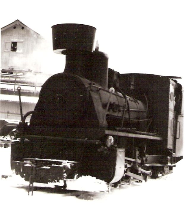  Úzkorozch. parný rušeň č. 5 priemyselnej dráhy v Mladějove. Pohľad zľava zpredu. Foto: Anon., cca 1975. 68 x 78 