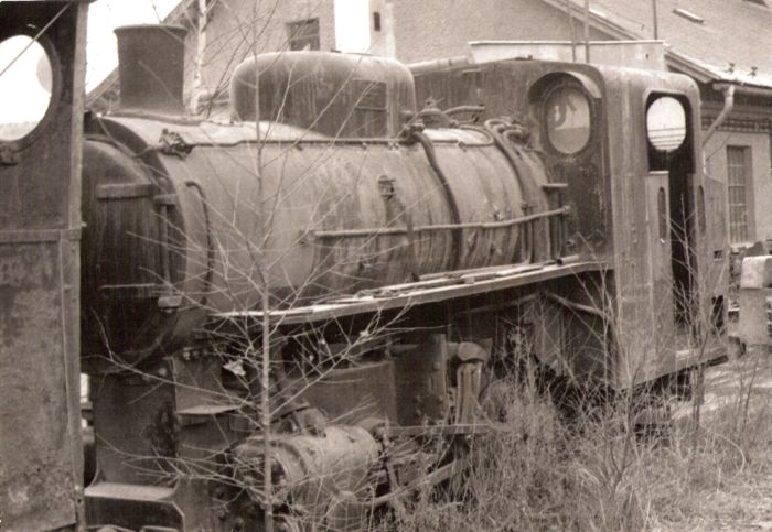  Úzkorozch. parný rušeň BS 80 priemyselnej dráhy v Mladějove, zrejme pri budove dielní v Mladějove. Pohľad zľava zpredu. Foto: Anon., 4.1980. 238 x 165 