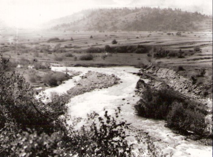  Lesná železnica Podbiel (?). Rozvodnená rieka, strhnutý násyp železnice. Panoramatický pohľad. Foto: Anon., cca 1960 (?). 117 x 88 