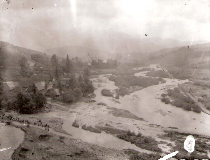  Lesná železnica Podbiel (?). Rozvodnená rieka, zaplavená lesná železnica. Vľavo obec s kostolom. Panoramatický pohľad. Foto: Anon., cca 1960 (?). 111 x 86 