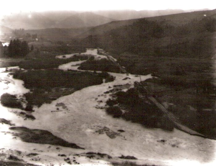  Lesná železnica Podbiel (?). Rozvodnená rieka, zaplavená lesná železnica. Panoramatický pohľad. Foto: Anon., cca 1960 (?). 115 x 89 