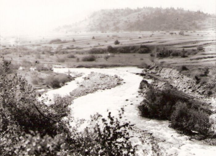  Lesná železnica Podbiel (?). Rozvodnená rieka, strhnutý násyp železnice. Panoramatický pohľad. Foto: Anon., cca 1960 (?). 113 x 86 