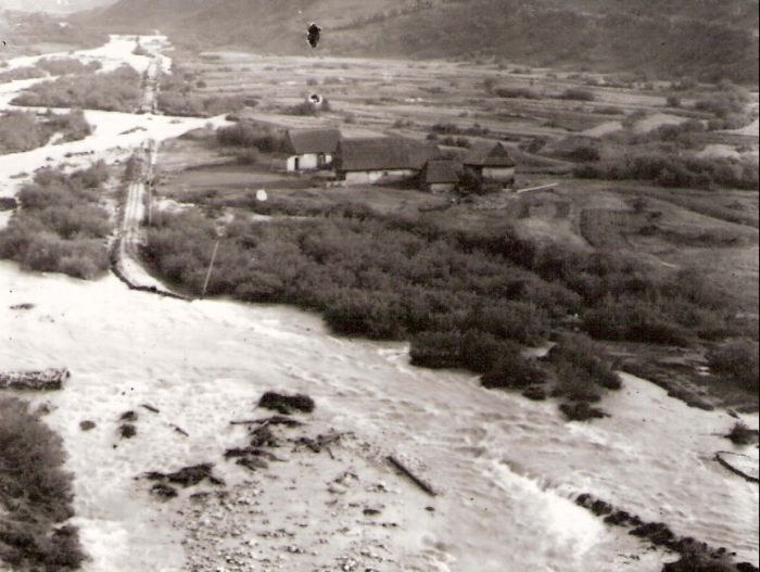  Lesná železnica Podbiel (?). Rozvodnená rieka, zaplavená lesná železnica. V strede usadlosť. Panoramatický pohľad. Foto: Anon., cca 1960 (?). 112 x 90 