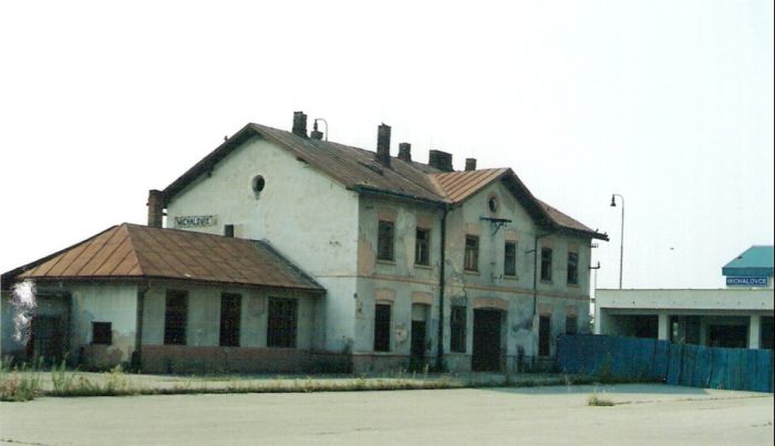  Michalovce - výpravná budova. Šikmý pohľad z predstaničného priestoru od Košíc. Vpravo časť novej výpravnej budovy. Foto: K. Kočiško, cca 2000. 125 x 88, COLOR 