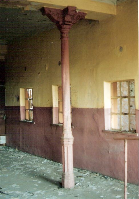  Michalovce - výpravná budova. Liatinový stĺp v interiére (v priestore pokladní). Foto: K. Kočiško, cca 2000. 88 x 125 