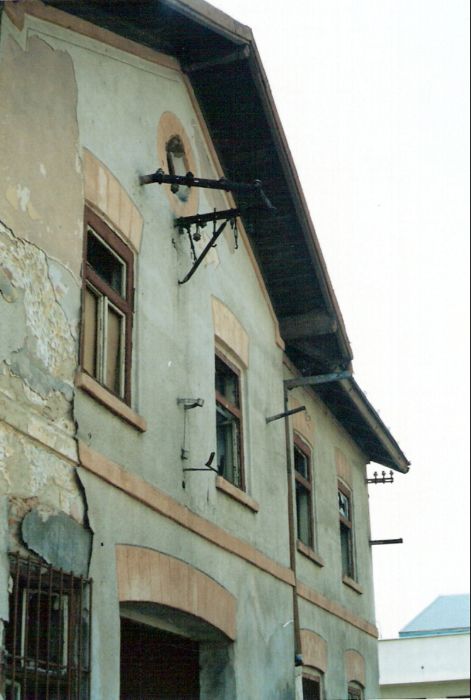  Michalovce - výpravná budova. Šikmý pohľad z predstaničného priestoru na 1. poschodie stredného rizalitu. Vpravo časť novej výpravnej budovy. Foto: K. Kočiško, cca 2000. 88 x 125 