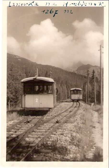  Pozemná lanovka na Hrebienok - výhybňa. Vozne č. 2 a č. 1. Pohľad zdola v osi koľaje. Telegrafné tyče. Foto: Anon., cca 1930. 81 x 130 