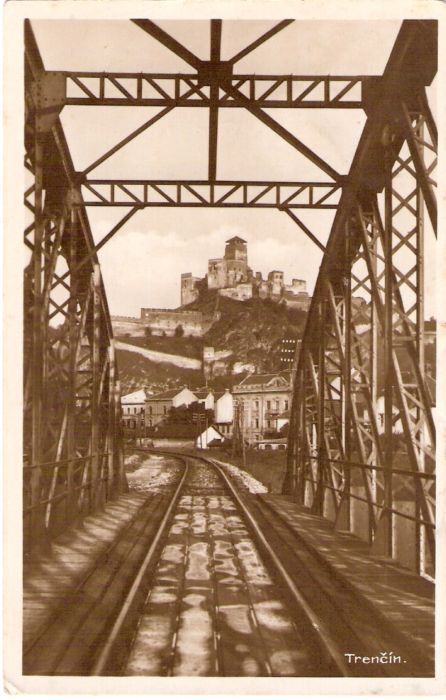  Železničný most cez Váh pri Trenčíne. Pohľad z mosta v osi jednokoľaj. trate od Zlatoviec. Ľavý oblúk, vpravo trať do Topolčian. Hrad. Foto: Anon., cca 1905. 82 x 133 