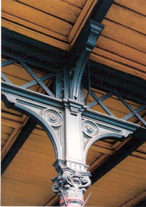  Vrútky - výpravná budova. Hlavica medziľahlého stĺpu strechy perónnej markízy. Foto: M. Entner, 13.9.1996. 88 x 125, COLOR 