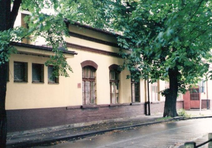  Vrútky - výpravná budova. Šikmý pohľad z predstaničného priestoru na žilinské krídlo od Žiliny. Foto: M. Entner, 13.9.1996. 125 x 88, COLOR 