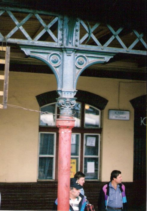  Vrútky - výpravná budova. Hlavica medziľahlého stĺpu strechy perónnej markízy. Foto: M. Entner, 13.9.1996. 88 x 125, COLOR 