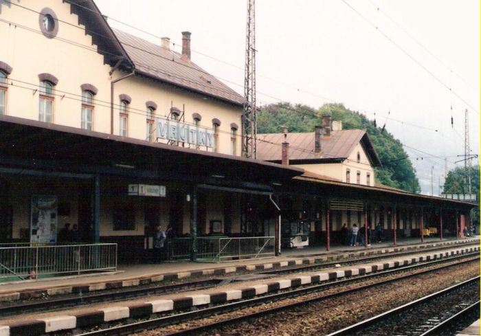  Vrútky - výpravná budova. Šikmý pohľad zo strany koľají od Košíc na žilinskú časť. Foto: M. Entner, 13.9.1996. 125 x 88, COLOR 