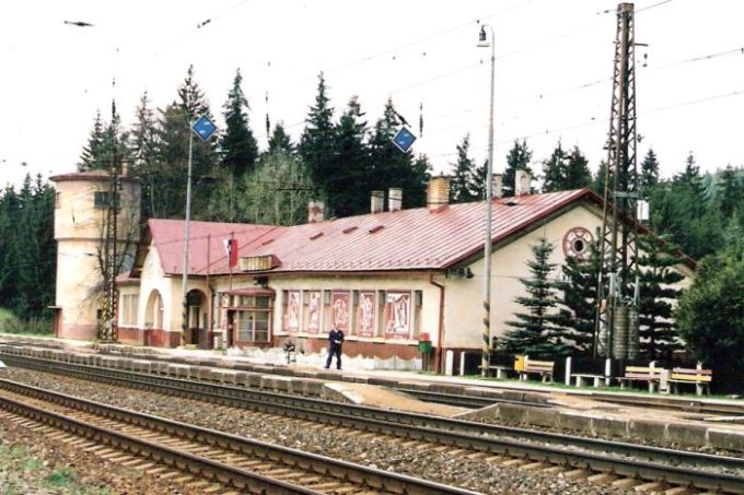 Východná - výpravná budova. Šikmý pohľad zo strany koľají od Košíc. Foto: R. Chalupa, 29.4.2000. 126 x 89, COLOR 