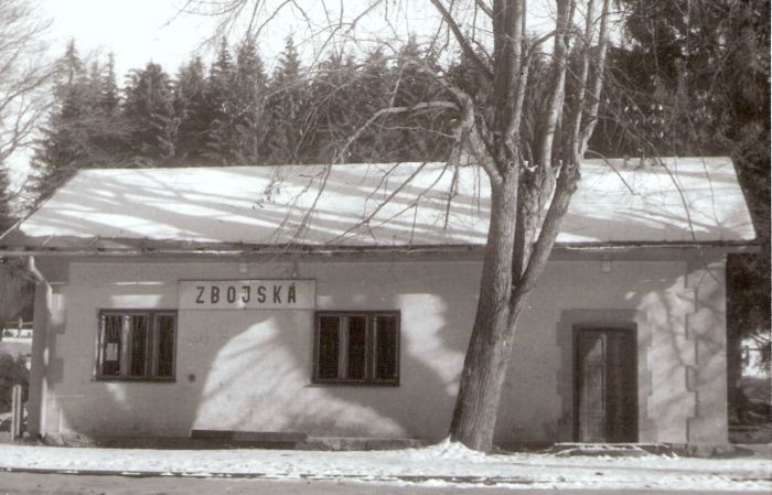  Zbojská - výpravná budova. Zimný čelný pohľad zo strany koľají. Foto: J. Kubáček, cca 1995. 177 x 127 