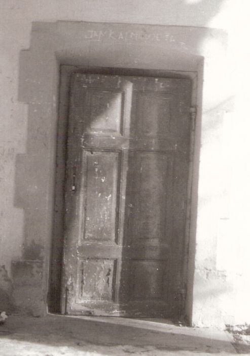  Zbojská - výpravná budova. Čelný pohľad na vstupné dvere od koľají. Foto: J. Kubáček, cca 1995. 127 x 177 