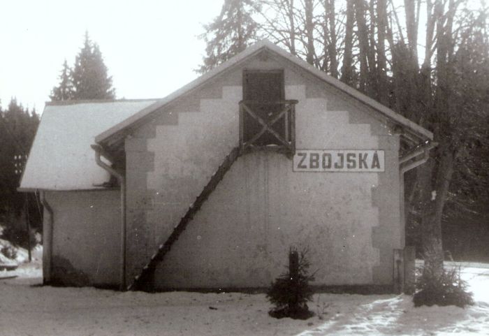  Zbojská - výpravná budova. Čelný pohľad na tisoveckú bočnú fasádu. Foto: J. Kubáček, cca 1995. 177 x 127 