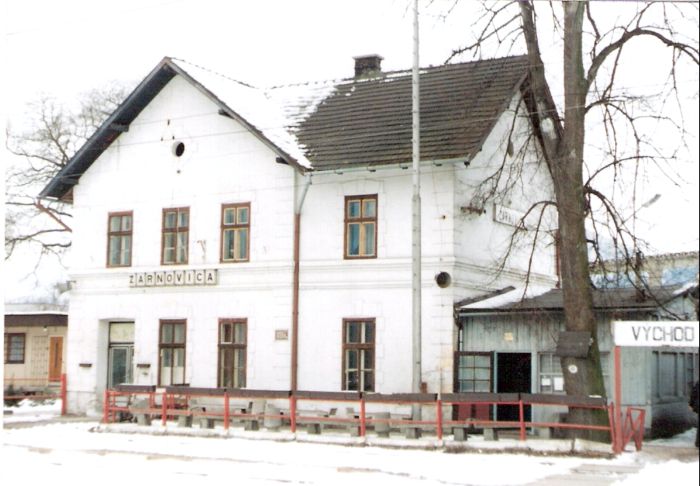  Žarnovica - výpravná budova. Zimný šikmý pohľad zo strany koľají od Zvolena. Foto: Anon., 1996. 125 x 88, COLOR 