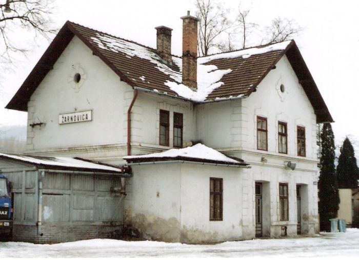  Žarnovica - výpravná budova. Zimný pohľad z predstaničného priestoru od Zvolena. Foto: Anon., 1996. 125 x 88, COLOR 