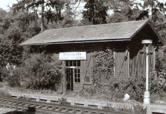  Bratislava-Železná Studienka - prístrešok čakárne drevený. Šikmý pohľad zo strany koľají od Bratislavy. Foto: Z. Piešová, 9.1986. 129 x 89 
