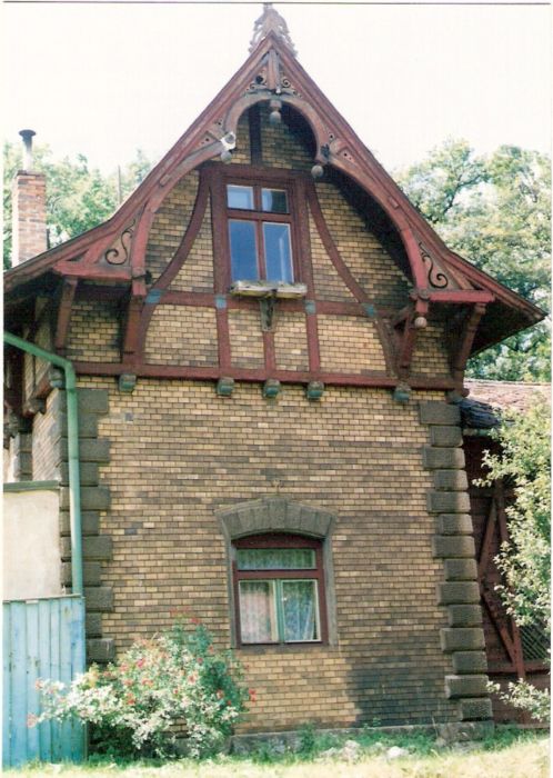  Bratislava-Železná Studienka - výpravná budova. Čelný pohľad zo strany koľají. Foto: M. Entner, 17.6.1996. 88 x 126, COLOR 