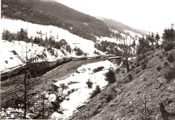  Zákamenská lesná železnica - Chmúra. Pohľad na zhlavie k úvratiam od zarážadla. Na staničnej koľaji ložený vlak oplenov. Pohľad zboku. Foto: Joachymstál (?), 1969 (?). 122 x 85 