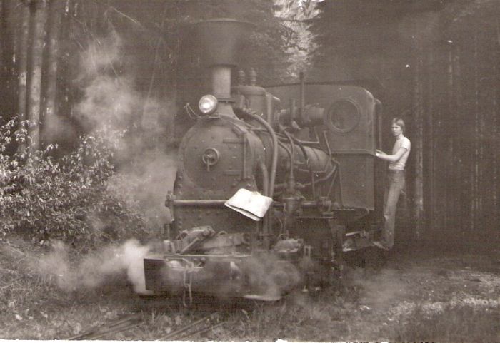  Úzkorozch. parný rušeň č. 3 priemyselnej dráhy v Mladějove na výhybke. Pohľad zľava zpredu. Na schodíkoch M. Peciar. Vzadu les. Foto: J. Kubáček, cca 1975. 122 x 89 