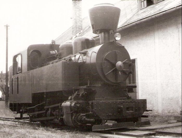  Úzkorozch. parný rušeň C 760/90d v Č. Balogu pred výpravnou budovou. Pohľad zprava spredu. Foto: Z. Piešová, cca 1990. 147 x 105 