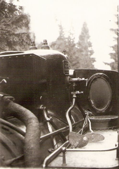  Úzkorozch. parný rušeň U 45.903 na historickej lesnej úvraťovej železnici. Pohľad zpredu ku kabíne cez vrch ľavej vane. Na vani ohreblá. Les. Foto: Z. Piešová, 9.1986. 88 x 128 