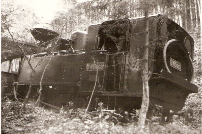  Úzkorozch. parný rušeň U 45.903 s letným vozňom PLŽ na trati v úvratriach historickej lesnej úvraťovej železnice. Pohľad zľava zozadu. Les. Foto: Z. Piešová, 9.1986. 128 x 88, 