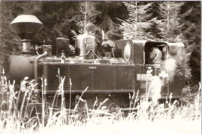  Úzkorozch. parný rušeň U 45.903 na historickej lesnej úvraťovej železnici. Pohľad zľava zboku. Les. Foto: Z. Piešová, 9.1986. 130 x 89 