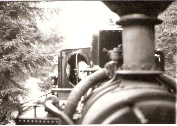  Úzkorozch. parný rušeň U 45.903 na historickej lesnej úvraťovej železnici. Pohľad zpredu ku kabíne cez vrch pravej vane. Les. Foto: Z. Piešová, 9.1986. 130 x 89 